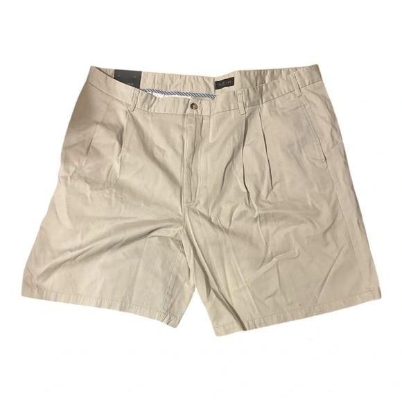 Van Heusen Double Pleated Men's Khaki Shorts Size 44 NWT Golf Travel Beach - Picture 2 of 3